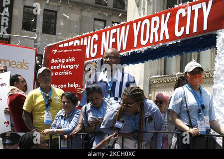 Hunderte von Ersthelfern, Gesundheitshelfern und wichtigen Mitarbeitern nehmen am 7. Juli 2021 in New York City, USA, an einer Ticker Tape Parade zu ihren Ehren durch den Canyon of Heroes Teil. Die Großmarschall Sandra Lindsay ist eine Krankenschwester aus Queens, die als erste Amerikanerin den Impfstoff von Pfizer erhielt. (Foto von John Lamparski/NurPhoto) Stockfoto