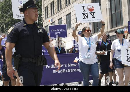 Hunderte von Ersthelfern, Gesundheitshelfern und wichtigen Mitarbeitern nehmen am 7. Juli 2021 in New York City, USA, an einer Ticker Tape Parade zu ihren Ehren durch den Canyon of Heroes Teil. Die Großmarschall Sandra Lindsay ist eine Krankenschwester aus Queens, die als erste Amerikanerin den Impfstoff von Pfizer erhielt. (Foto von John Lamparski/NurPhoto) Stockfoto
