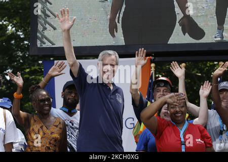 Hunderte von Ersthelfern, Gesundheitshelfern und wichtigen Mitarbeitern nehmen am 7. Juli 2021 in New York City, USA, an einer Ticker Tape Parade zu ihren Ehren durch den Canyon of Heroes Teil. Die Großmarschall Sandra Lindsay ist eine Krankenschwester aus Queens, die als erste Amerikanerin den Impfstoff von Pfizer erhielt. (Foto von John Lamparski/NurPhoto) Stockfoto