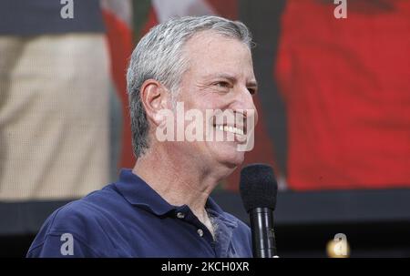 Bürgermeister Bill de Blasio jubelt, als Hunderte von Ersthelfern, Gesundheitshelfern und wichtigen Mitarbeitern am 7. Juli 2021 in New York City, USA, an einer Ticker Tape Parade zu ihren Ehren durch den Canyon of Heroes teilnehmen. Die Großmarschall Sandra Lindsay ist eine Krankenschwester aus Queens, die als erste Amerikanerin den Impfstoff von Pfizer erhielt. (Foto von John Lamparski/NurPhoto) Stockfoto