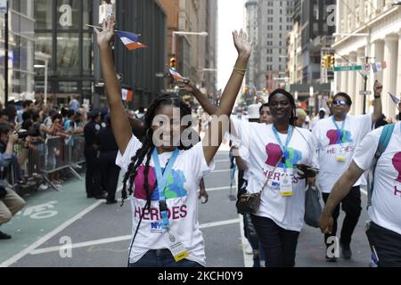 Hunderte von Ersthelfern, Gesundheitshelfern und wichtigen Mitarbeitern nehmen am 7. Juli 2021 in New York City, USA, an einer Ticker Tape Parade zu ihren Ehren durch den Canyon of Heroes Teil. Die Großmarschall Sandra Lindsay ist eine Krankenschwester aus Queens, die als erste Amerikanerin den Impfstoff von Pfizer erhielt. (Foto von John Lamparski/NurPhoto) Stockfoto