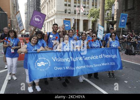 Hunderte von Ersthelfern, Gesundheitshelfern und wichtigen Mitarbeitern nehmen am 7. Juli 2021 in New York City, USA, an einer Ticker Tape Parade zu ihren Ehren durch den Canyon of Heroes Teil. Die Großmarschall Sandra Lindsay ist eine Krankenschwester aus Queens, die als erste Amerikanerin den Impfstoff von Pfizer erhielt. (Foto von John Lamparski/NurPhoto) Stockfoto