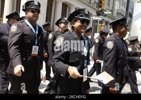 Hunderte von Ersthelfern, Gesundheitshelfern und wichtigen Mitarbeitern nehmen am 7. Juli 2021 in New York City, USA, an einer Ticker Tape Parade zu ihren Ehren durch den Canyon of Heroes Teil. Die Großmarschall Sandra Lindsay ist eine Krankenschwester aus Queens, die als erste Amerikanerin den Impfstoff von Pfizer erhielt. (Foto von John Lamparski/NurPhoto) Stockfoto