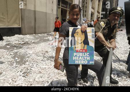 Hunderte von Ersthelfern, Gesundheitshelfern und wichtigen Mitarbeitern nehmen am 7. Juli 2021 in New York City, USA, an einer Ticker Tape Parade zu ihren Ehren durch den Canyon of Heroes Teil. Die Großmarschall Sandra Lindsay ist eine Krankenschwester aus Queens, die als erste Amerikanerin den Impfstoff von Pfizer erhielt. (Foto von John Lamparski/NurPhoto) Stockfoto