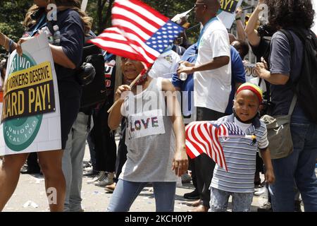 Hunderte von Ersthelfern, Gesundheitshelfern und wichtigen Mitarbeitern nehmen am 7. Juli 2021 in New York City, USA, an einer Ticker Tape Parade zu ihren Ehren durch den Canyon of Heroes Teil. Die Großmarschall Sandra Lindsay ist eine Krankenschwester aus Queens, die als erste Amerikanerin den Impfstoff von Pfizer erhielt. (Foto von John Lamparski/NurPhoto) Stockfoto