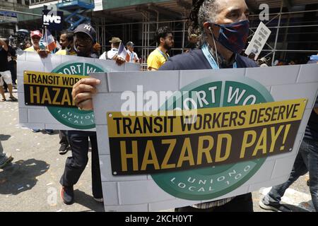 Hunderte von Ersthelfern, Gesundheitshelfern und wichtigen Mitarbeitern nehmen am 7. Juli 2021 in New York City, USA, an einer Ticker Tape Parade zu ihren Ehren durch den Canyon of Heroes Teil. Die Großmarschall Sandra Lindsay ist eine Krankenschwester aus Queens, die als erste Amerikanerin den Impfstoff von Pfizer erhielt. (Foto von John Lamparski/NurPhoto) Stockfoto