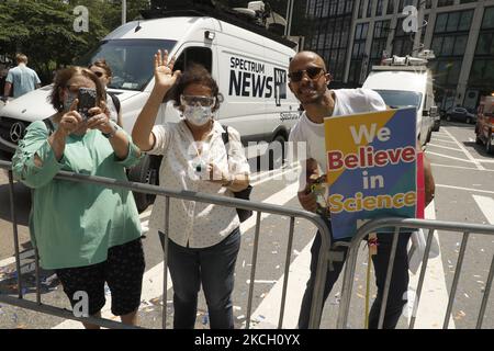 Hunderte von Ersthelfern, Gesundheitshelfern und wichtigen Mitarbeitern nehmen am 7. Juli 2021 in New York City, USA, an einer Ticker Tape Parade zu ihren Ehren durch den Canyon of Heroes Teil. Die Großmarschall Sandra Lindsay ist eine Krankenschwester aus Queens, die als erste Amerikanerin den Impfstoff von Pfizer erhielt. (Foto von John Lamparski/NurPhoto) Stockfoto