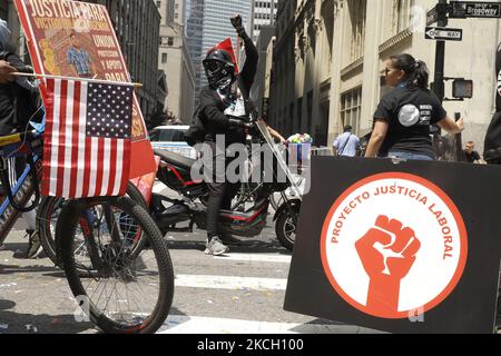 Hunderte von Ersthelfern, Gesundheitshelfern und wichtigen Mitarbeitern nehmen am 7. Juli 2021 in New York City, USA, an einer Ticker Tape Parade zu ihren Ehren durch den Canyon of Heroes Teil. Die Großmarschall Sandra Lindsay ist eine Krankenschwester aus Queens, die als erste Amerikanerin den Impfstoff von Pfizer erhielt. (Foto von John Lamparski/NurPhoto) Stockfoto