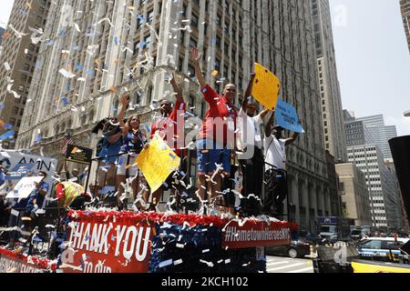 Hunderte von Ersthelfern, Gesundheitshelfern und wichtigen Mitarbeitern nehmen am 7. Juli 2021 in New York City, USA, an einer Ticker Tape Parade zu ihren Ehren durch den Canyon of Heroes Teil. Die Großmarschall Sandra Lindsay ist eine Krankenschwester aus Queens, die als erste Amerikanerin den Impfstoff von Pfizer erhielt. (Foto von John Lamparski/NurPhoto) Stockfoto