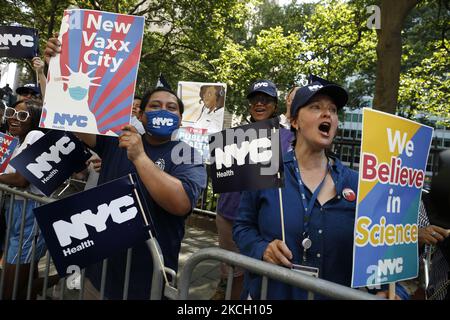 Hunderte von Ersthelfern, Gesundheitshelfern und wichtigen Mitarbeitern nehmen am 7. Juli 2021 in New York City, USA, an einer Ticker Tape Parade zu ihren Ehren durch den Canyon of Heroes Teil. Die Großmarschall Sandra Lindsay ist eine Krankenschwester aus Queens, die als erste Amerikanerin den Impfstoff von Pfizer erhielt. (Foto von John Lamparski/NurPhoto) Stockfoto