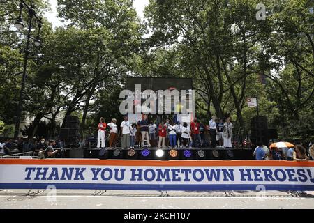 Hunderte von Ersthelfern, Gesundheitshelfern und wichtigen Mitarbeitern nehmen am 7. Juli 2021 in New York City, USA, an einer Ticker Tape Parade zu ihren Ehren durch den Canyon of Heroes Teil. Die Großmarschall Sandra Lindsay ist eine Krankenschwester aus Queens, die als erste Amerikanerin den Impfstoff von Pfizer erhielt. (Foto von John Lamparski/NurPhoto) Stockfoto