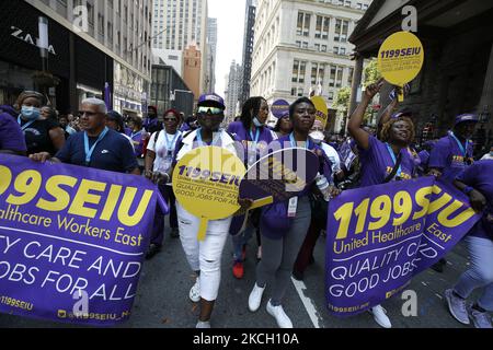 Hunderte von Ersthelfern, Gesundheitshelfern und wichtigen Mitarbeitern nehmen am 7. Juli 2021 in New York City, USA, an einer Ticker Tape Parade zu ihren Ehren durch den Canyon of Heroes Teil. Die Großmarschall Sandra Lindsay ist eine Krankenschwester aus Queens, die als erste Amerikanerin den Impfstoff von Pfizer erhielt. (Foto von John Lamparski/NurPhoto) Stockfoto
