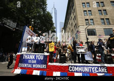 Hunderte von Ersthelfern, Gesundheitshelfern und wichtigen Mitarbeitern nehmen am 7. Juli 2021 in New York City, USA, an einer Ticker Tape Parade zu ihren Ehren durch den Canyon of Heroes Teil. Die Großmarschall Sandra Lindsay ist eine Krankenschwester aus Queens, die als erste Amerikanerin den Impfstoff von Pfizer erhielt. (Foto von John Lamparski/NurPhoto) Stockfoto