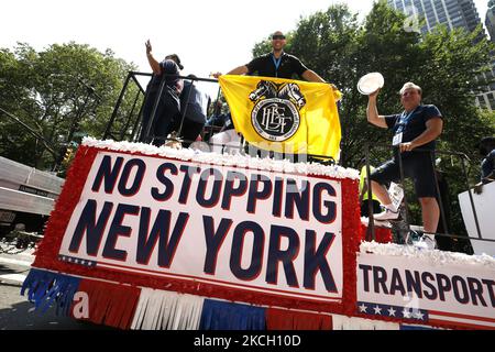 Hunderte von Ersthelfern, Gesundheitshelfern und wichtigen Mitarbeitern nehmen am 7. Juli 2021 in New York City, USA, an einer Ticker Tape Parade zu ihren Ehren durch den Canyon of Heroes Teil. Die Großmarschall Sandra Lindsay ist eine Krankenschwester aus Queens, die als erste Amerikanerin den Impfstoff von Pfizer erhielt. (Foto von John Lamparski/NurPhoto) Stockfoto