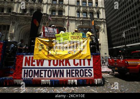 Hunderte von Ersthelfern, Gesundheitshelfern und wichtigen Mitarbeitern nehmen am 7. Juli 2021 in New York City, USA, an einer Ticker Tape Parade zu ihren Ehren durch den Canyon of Heroes Teil. Die Großmarschall Sandra Lindsay ist eine Krankenschwester aus Queens, die als erste Amerikanerin den Impfstoff von Pfizer erhielt. (Foto von John Lamparski/NurPhoto) Stockfoto