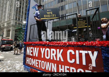 Hunderte von Ersthelfern, Gesundheitshelfern und wichtigen Mitarbeitern nehmen am 7. Juli 2021 in New York City, USA, an einer Ticker Tape Parade zu ihren Ehren durch den Canyon of Heroes Teil. Die Großmarschall Sandra Lindsay ist eine Krankenschwester aus Queens, die als erste Amerikanerin den Impfstoff von Pfizer erhielt. (Foto von John Lamparski/NurPhoto) Stockfoto