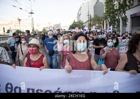 Demonstration von Lehrern und demonstration vor dem griechischen Parlament in Athen, Griechenland am 7. Juli 2021. (Foto von Nikolas Kokovlis/NurPhoto) Stockfoto