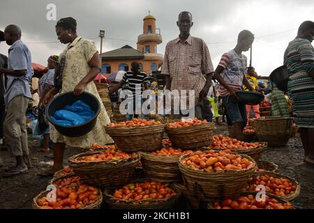 Auf dem Mile-12-Markt in Lagos stellen die Händler Tomaten zum Verkauf aus. Die Lebensmittelpreise bleiben trotz eines Rückgangs der Inflationsrate auf 17,93 % im Mai 2021 am 7. Juli 2021 hoch. Die Weltbank sagte, dass die steigende Inflation und die steigenden Preise des Landes schätzungsweise sieben Millionen Nigerianer im Jahr 2020 unter die Armutsgrenze getrieben hätten. Dieser Anstieg des Lebensmittelindex wurde durch die Preiserhöhungen bei Brot, Getreide, Milch, Käse, Eiern, Fisch, alkoholfreie Getränke, Kaffee, Tee und Kakao, Obst, Fleisch, Öle, Fette und Gemüse. (Foto von Olukayode Jaiyeola/NurPhoto) Stockfoto