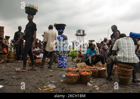 Auf dem Mile-12-Markt in Lagos stellen die Händler Tomaten zum Verkauf aus. Die Lebensmittelpreise bleiben trotz eines Rückgangs der Inflationsrate auf 17,93 % im Mai 2021 am 7. Juli 2021 hoch. Die Weltbank sagte, dass die steigende Inflation und die steigenden Preise des Landes schätzungsweise sieben Millionen Nigerianer im Jahr 2020 unter die Armutsgrenze getrieben hätten. Dieser Anstieg des Lebensmittelindex wurde durch die Preiserhöhungen bei Brot, Getreide, Milch, Käse, Eiern, Fisch, alkoholfreie Getränke, Kaffee, Tee und Kakao, Obst, Fleisch, Öle, Fette und Gemüse. (Foto von Olukayode Jaiyeola/NurPhoto) Stockfoto