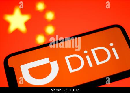 Das Didi-Logo, das auf einem Telefonbildschirm angezeigt wird, ist mit einer chinesischen Flagge im Hintergrund auf diesem Bild zu sehen, das am 8. Juli 2021 in Krakau, Polen, aufgenommen wurde. (Foto von Jakub Porzycki/NurPhoto) Stockfoto