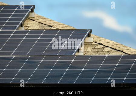 Private Hausdach mit Solar-Photovoltaik-Paneele für die Erzeugung von sauberer ökologischer elektrischer Energie in einem Vorort ländlichen Stadtgebiet abgedeckt. Konzept von Stockfoto