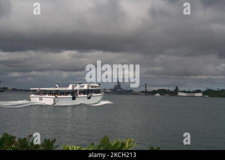 Touristen auf einem Boot in die U.S.S. Arizona Memorial in Pearl Harbor auf Hawaii, USA, am 11. Juli 2007. (Foto von Creative Touch Imaging Ltd./NurPhoto) Stockfoto