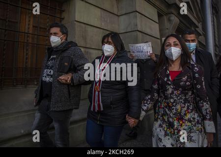 Fabiola Campillai, Opfer von Polizeirepression während des sozialen Aufstands von 2019 in Chile. Drei seiner fünf Sinne wurden ihr genommen (Anblick, Geruch und Geschmack), nachdem er am 26. November 2019 auf dem Weg zur Arbeit in einer Fabrik eine Tränengasbombe im Gesicht erhalten hatte. Die Bombe wurde von einer Polizei aus Carabineros de Chile geschossen. Er wurde identifiziert und vor Gericht gestellt, was ihn für die Dauer der Ermittlungen unter totalen Hausarrest stellte und sie nicht aus der Polizeibehörde ausweisen ließ. Nach der Verlängerung des Untersuchungszeitraums wirft Fabiola Campillai die Aufgabe des vor Stockfoto