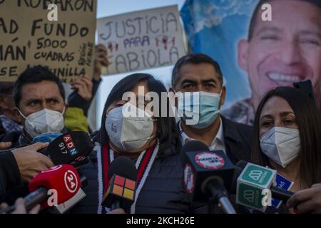 Fabiola Campillai, Opfer von Polizeirepression während des sozialen Aufstands von 2019 in Chile. Drei seiner fünf Sinne wurden ihr genommen (Anblick, Geruch und Geschmack), nachdem er am 26. November 2019 auf dem Weg zur Arbeit in einer Fabrik eine Tränengasbombe im Gesicht erhalten hatte. Die Bombe wurde von einer Polizei aus Carabineros de Chile geschossen. Er wurde identifiziert und vor Gericht gestellt, was ihn für die Dauer der Ermittlungen unter totalen Hausarrest stellte und sie nicht aus der Polizeibehörde ausweisen ließ. Nach der Verlängerung des Untersuchungszeitraums wirft Fabiola Campillai die Aufgabe des vor Stockfoto