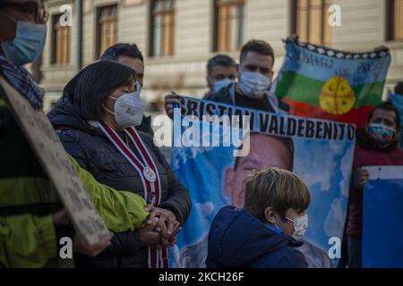 Fabiola Campillai, Opfer von Polizeirepression während des sozialen Aufstands von 2019 in Chile. Drei seiner fünf Sinne wurden ihr genommen (Anblick, Geruch und Geschmack), nachdem er am 26. November 2019 auf dem Weg zur Arbeit in einer Fabrik eine Tränengasbombe im Gesicht erhalten hatte. Die Bombe wurde von einer Polizei aus Carabineros de Chile geschossen. Er wurde identifiziert und vor Gericht gestellt, was ihn für die Dauer der Ermittlungen unter totalen Hausarrest stellte und sie nicht aus der Polizeibehörde ausweisen ließ. Nach der Verlängerung des Untersuchungszeitraums wirft Fabiola Campillai die Aufgabe des vor Stockfoto