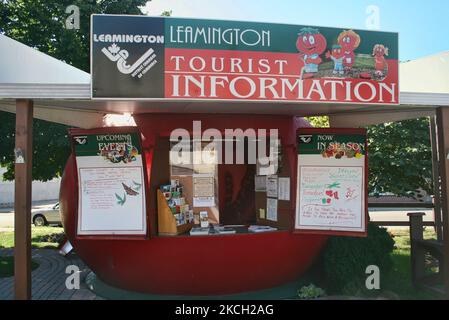 Touristeninformationsstand in Form einer riesigen Tomate in der Stadt Leamington in Ontario, Kanada, am 31. August 2007. Leamington ist bekannt für seine riesigen Gewächshäuser, in denen jedes Jahr Tausende von Tonnen Tomaten wachsen. Die Stadt ist um die Tomatenketchup-Fabrik Heinz gewachsen und dreht sich um den Tomatenanbau und die Produktion. (Foto von Creative Touch Imaging Ltd./NurPhoto) Stockfoto