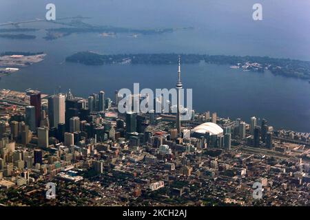 Luftaufnahme der Stadt Toronto mit dem CN Tower und dem Skydome Stadium, in Toronto, Ontario, Kanada, am 22. Juli, 2009. (Foto von Creative Touch Imaging Ltd./NurPhoto) Stockfoto
