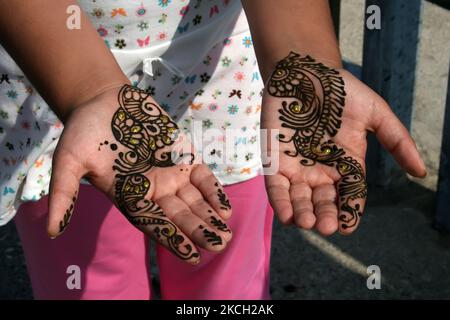 Das indische Mädchen zeigt am 26. Juli 2008 in Mississauga, Ontario, Kanada, frisch applizierten Henna an ihren Händen mit Goldverzierungen. (Foto von Creative Touch Imaging Ltd./NurPhoto) Stockfoto