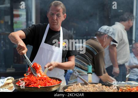 Am 07. August 2010 sautierte der Küchenchef Zwiebeln und Paprika für eine leckere Mahlzeit vor einem griechischen Restaurant in Toronto, Ontario, Kanada. (Foto von Creative Touch Imaging Ltd./NurPhoto) Stockfoto