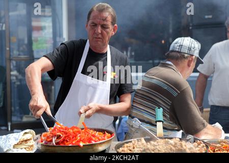 Am 07. August 2010 sautierte der Küchenchef Zwiebeln und Paprika für eine leckere Mahlzeit vor einem griechischen Restaurant in Toronto, Ontario, Kanada. (Foto von Creative Touch Imaging Ltd./NurPhoto) Stockfoto