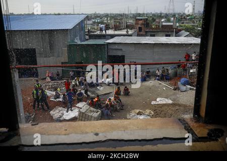 Nicht identifizierte Angehörige der Opfer trauern am Standort, an dem in einer Fabrik namens Hashem Foods Ltd. In Rupganj im Bezirk Narayanganj, am Stadtrand von Dhaka, Bangladesch, ein Feuer ausbrach, 9. Juli 2021. Mindestens 49 Leichen wurden aus dem sechsstöckigen Gebäude der Lebensmittelfabrik in Rupganj von Naryanganj geborgen, die Todesrate lag bei 52. (Foto von Kazi Salahuddin Razu/NurPhoto) Stockfoto