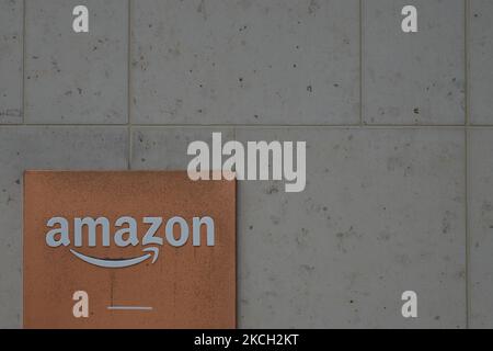 Amazon-Logo am Eingang zum Amazon Shannon Building an der Burlington Road in Dublin. Am Donnerstag, 08. Juli 2021, in Dublin, Irland (Foto: Artur Widak/NurPhoto) Stockfoto