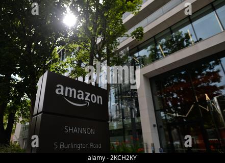 Amazon-Logo am Eingang zum Amazon Shannon Building an der Burlington Road in Dublin. Am Donnerstag, 08. Juli 2021, in Dublin, Irland (Foto: Artur Widak/NurPhoto) Stockfoto