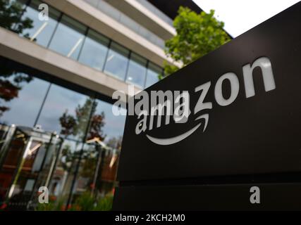 Amazon-Logo am Eingang zum Amazon Shannon Building an der Burlington Road in Dublin. Am Donnerstag, 08. Juli 2021, in Dublin, Irland (Foto: Artur Widak/NurPhoto) Stockfoto