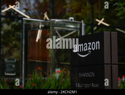 Amazon-Logo am Eingang zum Amazon Shannon Building an der Burlington Road in Dublin. Am Donnerstag, 08. Juli 2021, in Dublin, Irland (Foto: Artur Widak/NurPhoto) Stockfoto