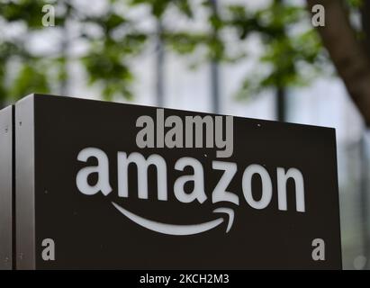 Amazon-Logo am Eingang zum Amazon Shannon Building an der Burlington Road in Dublin. Am Donnerstag, 08. Juli 2021, in Dublin, Irland (Foto: Artur Widak/NurPhoto) Stockfoto