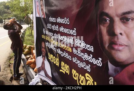 Ein Mann trinkt eine Kokosnuss in der Nähe eines kleinen Stalls am Straßenrand in Colombo, Sri Lanka, 9. Juli 2021 (Foto: Akila Jayawardana/NurPhoto) Stockfoto