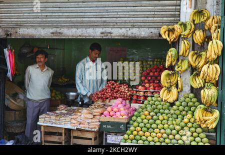 Indische Männer, die am 31. Mai 2010 in einem kleinen Laden in Darjeeling, Westbengalen, Indien, frisches Obst und andere Snacks verkaufen. (Foto von Creative Touch Imaging Ltd./NurPhoto) Stockfoto