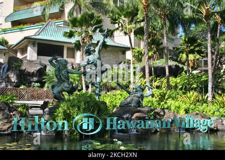 Große Kupferstatuen mit traditionellen hawaiianischen Figuren vor dem Hilton Hawaiian Hotel in Waikiki, Hawaii, USA, am 21. Juli 2007. (Foto von Creative Touch Imaging Ltd./NurPhoto) Stockfoto