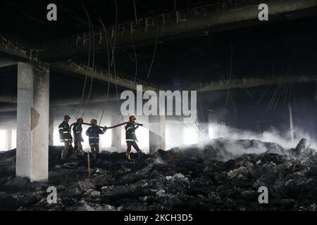 Feuerwehrleute arbeiten am Standort eines am Donnerstag ausbrechenden Brandes in der Fabrik von Hashem Foods Ltd. In Rupganj, Bezirk Narayanganj, am Stadtrand von Dhaka, Bangladesch, am 10. Juli 2021. (Foto von Kazi Salahuddin Razu/NurPhoto) Stockfoto