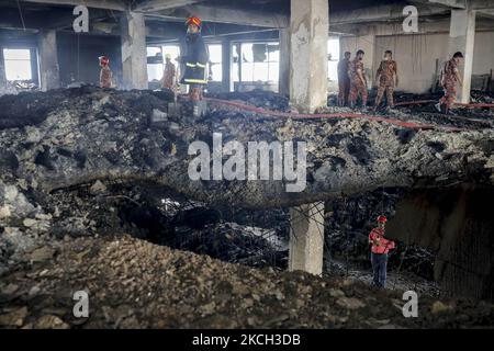 Feuerwehrleute arbeiten am Standort eines am Donnerstag ausbrechenden Brandes in der Fabrik von Hashem Foods Ltd. In Rupganj, Bezirk Narayanganj, am Stadtrand von Dhaka, Bangladesch, am 10. Juli 2021. (Foto von Kazi Salahuddin Razu/NurPhoto) Stockfoto