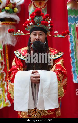 Mann, der am 13. Februar 2010 in Markham, Ontario, Kanada, als Cai Shen (der chinesische Gott des Wohlstands) gekleidet war. (Foto von Creative Touch Imaging Ltd./NurPhoto) Stockfoto