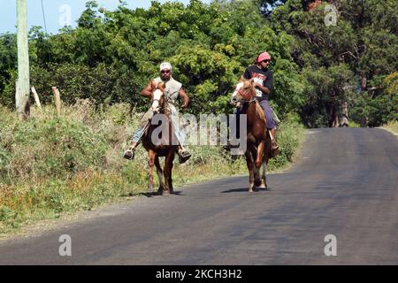 Zwei Rapa Nui-Männer fahren am 19. März 2010 auf der Osterinsel Chile zu Pferd auf einer Straße. (Foto von Creative Touch Imaging Ltd./NurPhoto) Stockfoto