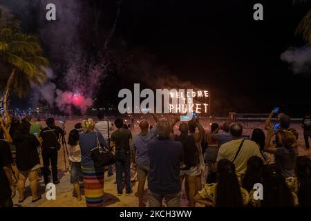 Einheimische und Touristen nehmen an einer Veranstaltung Teil, die anlässlich der Öffnung von Phuket für internationale Touristen am Strand von Patong organisiert wurde. Während einige Reisende auf der Insel angekommen sind, nachdem sie die strengen Einreisebestimmungen erfüllt haben, ist die Insel immer noch von den Verwüstungen, die die Pandemie der Tourismusindustrie zugefügt hat, heimgesucht worden. (Foto von Thomas De Cian/NurPhoto) Stockfoto