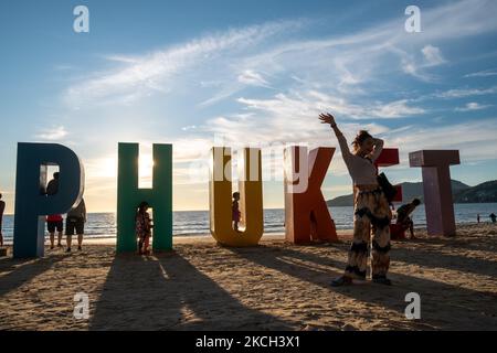 Einheimische und Touristen nehmen an einer Veranstaltung Teil, die anlässlich der Öffnung von Phuket für internationale Touristen am Strand von Patong organisiert wurde. Während einige Reisende auf der Insel angekommen sind, nachdem sie die strengen Einreisebestimmungen erfüllt haben, ist die Insel immer noch von den Verwüstungen, die die Pandemie der Tourismusindustrie zugefügt hat, heimgesucht worden. (Foto von Thomas De Cian/NurPhoto) Stockfoto