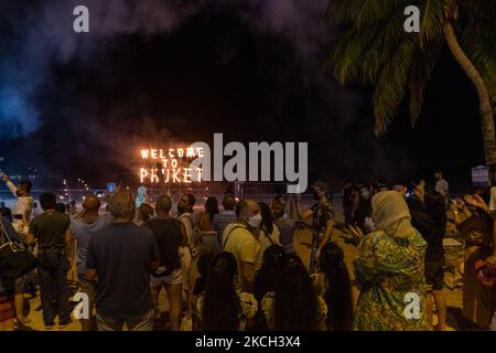 Einheimische und Touristen nehmen an einer Veranstaltung Teil, die anlässlich der Öffnung von Phuket für internationale Touristen am Strand von Patong organisiert wurde. Während einige Reisende auf der Insel angekommen sind, nachdem sie die strengen Einreisebestimmungen erfüllt haben, ist die Insel immer noch von den Verwüstungen, die die Pandemie der Tourismusindustrie zugefügt hat, heimgesucht worden. (Foto von Thomas De Cian/NurPhoto) Stockfoto